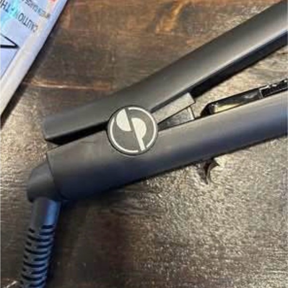 Pin straight hair straightener in black - Picture 2 of 6